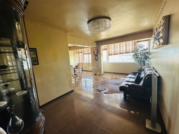 Четиристаен апартамент в Варна, Център - 100 кв.м за 2250 €/кв.м - Снимка #1