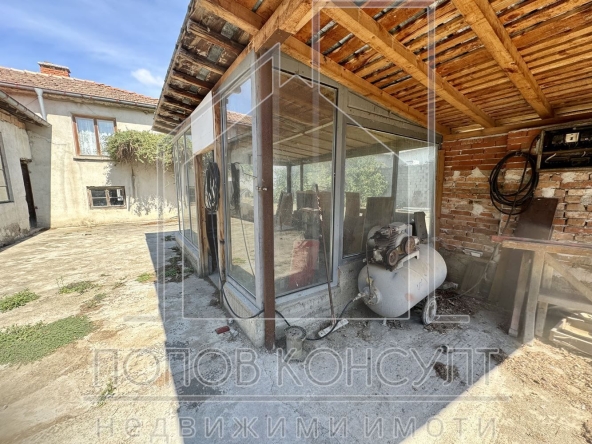 Дава се под наем Промишлена сграда в с. Трилистник, Област Пловдив - 309 кв.м за 750 € - Снимка #1