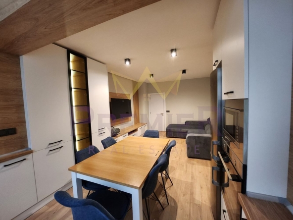 Дава се под наем Тристаен апартамент в Варна, Цветен квартал - 100 кв.м за 714 € - Снимка #1