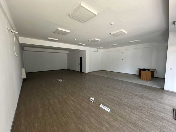 Дава се под наем Магазин в Пловдив, Индустриална зона - Юг - 110 кв.м за 1020 € - Снимка #1