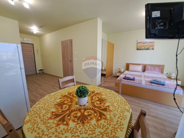 Дава се под наем Едностаен апартамент в к.к. Св.Св. Константин и Елена - 46 кв.м за 459 € - Снимка #1