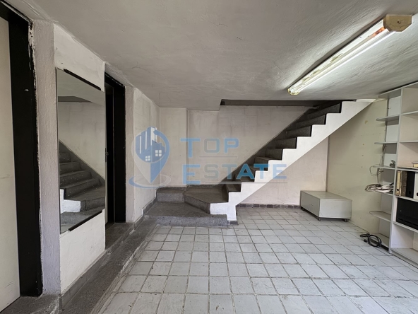 Промишлена сграда в Павликени - 660 кв.м за 79 €/кв.м - Снимка #1