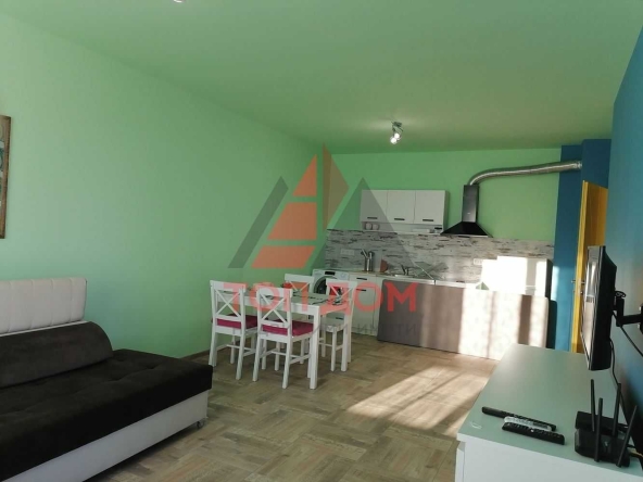 Дава се под наем Двустаен апартамент в к.к. Св.Св. Константин и Елена - 65 кв.м за 600 € - Снимка #1