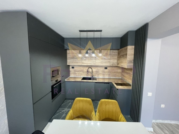 Дава се под наем Тристаен апартамент в Варна, Левски - 90 кв.м за 714 € - Снимка #1