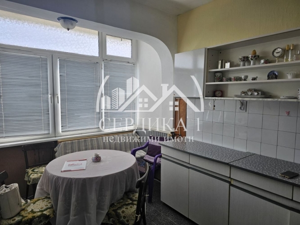 Дава се под наем Тристаен апартамент в Перник, Център - 66 кв.м за 357 € - Снимка #1