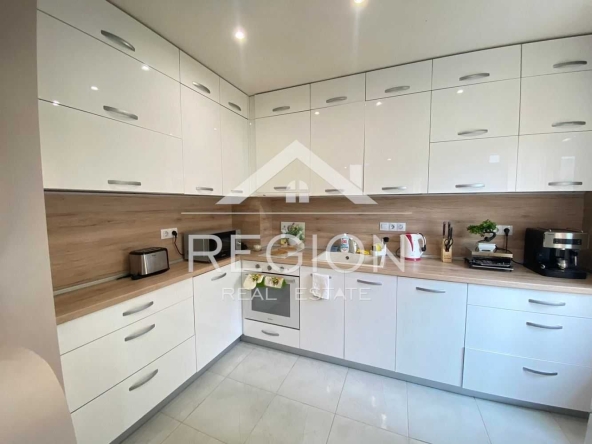 Дава се под наем Тристаен апартамент в Варна, Морска градина - 100 кв.м за 765 € - Снимка #1