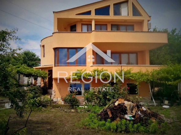 Дава се под наем Къща в к.к. Св.Св. Константин и Елена - 350 кв.м за 1000 € - Снимка #1