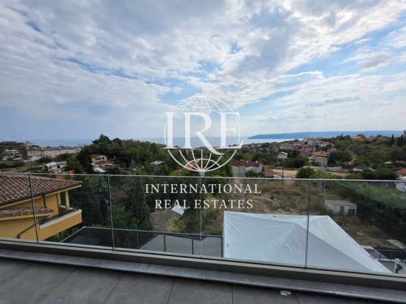 Четиристаен апартамент в Варна, Бриз - 175 кв.м за 1715 €/кв.м - Снимка #1