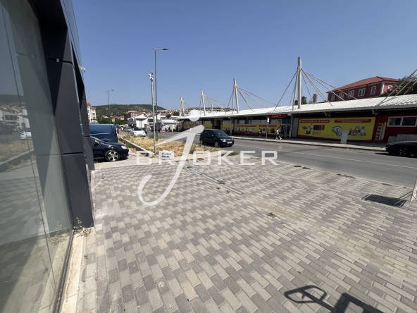 Дава се под наем Магазин в Кърджали, Център - 62 кв.м за 331.5 € - Снимка #1