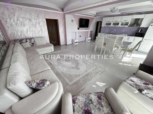 Тристаен апартамент в Разград, Център - 100 кв.м за 7 €/кв.м - Снимка #1