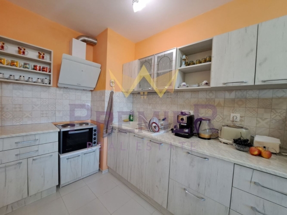 Дава се под наем Двустаен апартамент в к.к. Св.Св. Константин и Елена - 50 кв.м за 650 € - Снимка #1