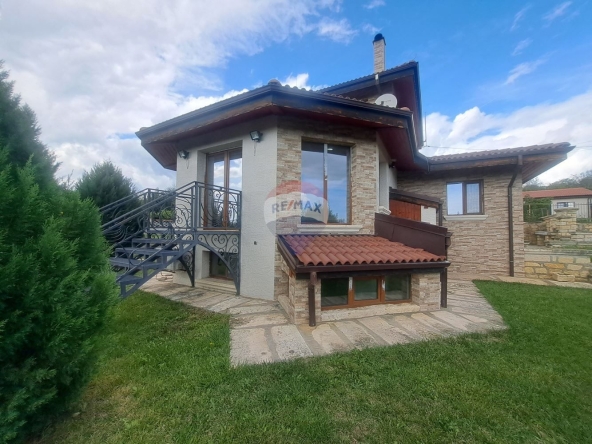 Дава се под наем Къща в Аксаково - 290 кв.м за 766 € - Снимка #1