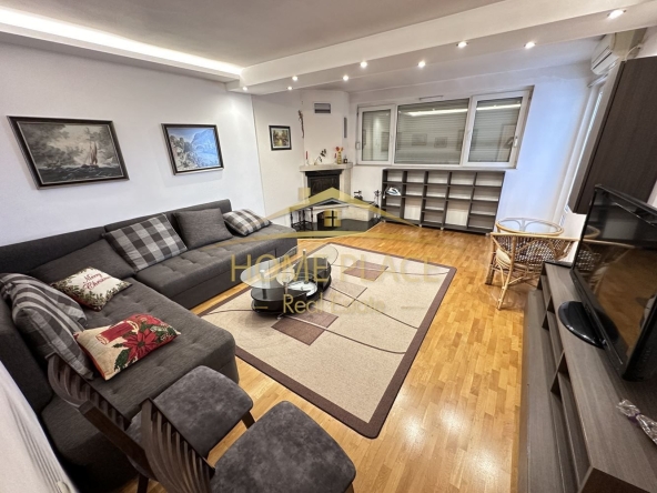 Дава се под наем Тристаен апартамент в Варна, Център - 120 кв.м за 918 € - Снимка #1