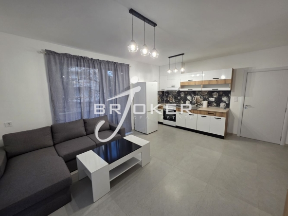 Дава се под наем Двустаен апартамент в Кърджали, Център - 72 кв.м за 306 € - Снимка #1