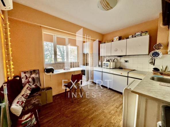 Дава се под наем Четиристаен апартамент в Варна, Цветен квартал - 85 кв.м за 158597.76 € - Снимка #1