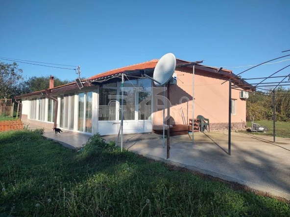 Къща в с. Карапелит, Област Добрич - 120 кв.м за 375 €/кв.м - Снимка #1