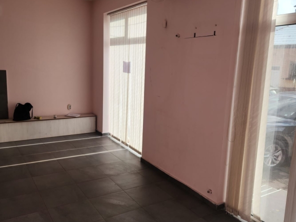 Дава се под наем Магазин в Перник, Център - 25 кв.м за 204 € - Снимка #1