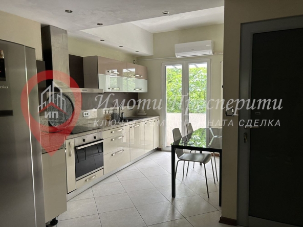 Дава се под наем Четиристаен апартамент в София, Център - 190 кв.м за 1400 € - Снимка #1