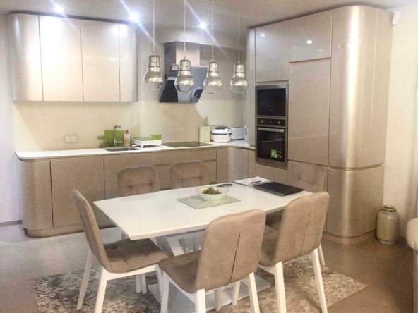 Тристаен апартамент в Благоевград, Освобождение - 98 кв.м за 1354 €/кв.м - Снимка #1