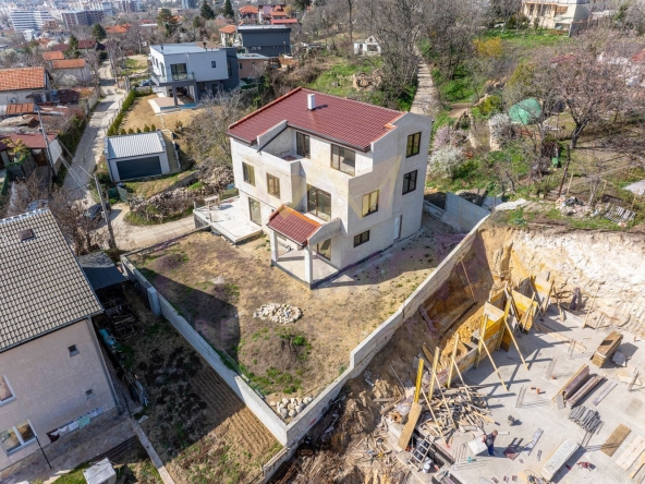 Къща в Варна, м-т Кочмар - 419 кв.м за 1003 €/кв.м - Снимка #1