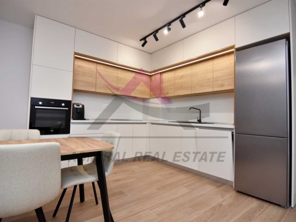 Дава се под наем Двустаен апартамент в к.к. Св.Св. Константин и Елена - 96 кв.м за 1100 € - Снимка #1