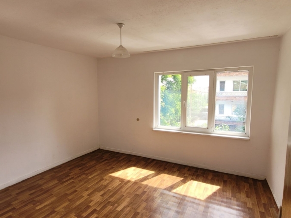 Дава се под наем Етаж от къща в Асеновград - 90 кв.м за 229.5 € - Снимка #1