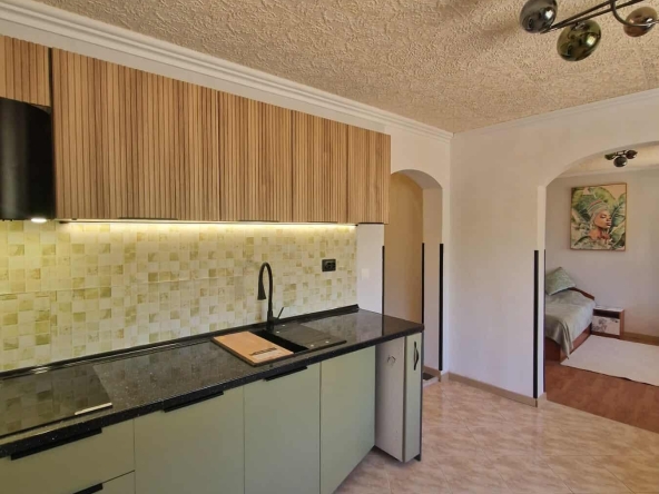 Дава се под наем Двустаен апартамент в Варна, м-т Траката - 40 кв.м за 449 € - Снимка #1