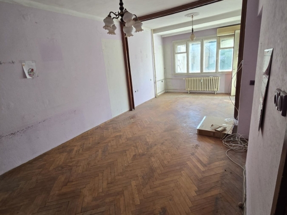 Тристаен апартамент в Плевен, Идеален център - 103 кв.м за 1554 €/кв.м - Снимка #1