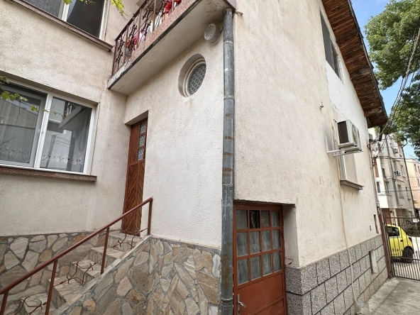 Къща в Плевен, 9-ти квартал - 194 кв.м за 928 €/кв.м - Снимка #1