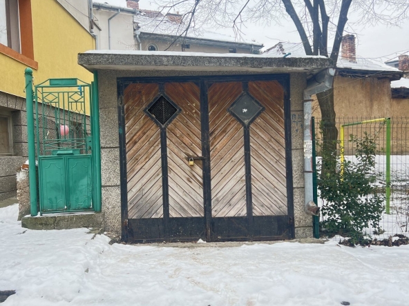 Гараж / Паркомясто в Плевен, Идеален център - 18 кв.м за 1389 €/кв.м - Снимка #1