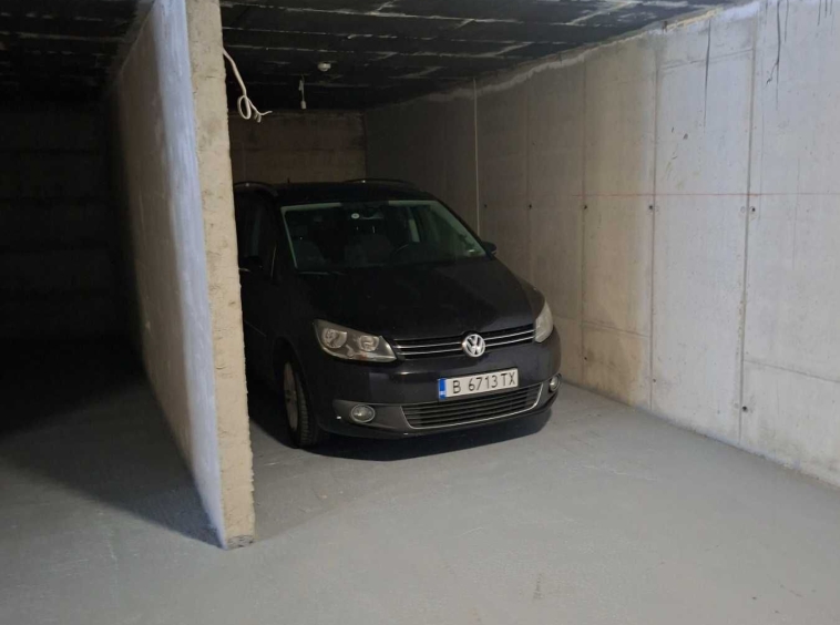 Гараж / Паркомясто в Варна, Изгрев - 18 кв.м за 7 €/кв.м - Снимка #1