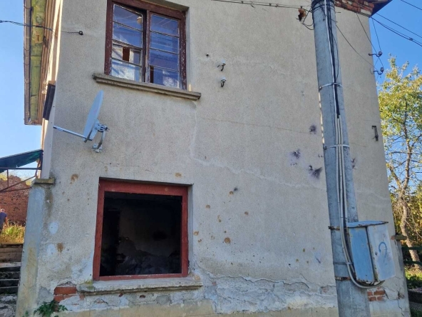 Къща в с. Писарово, Област Плевен - 740 кв.м за 5 €/кв.м - Снимка #1