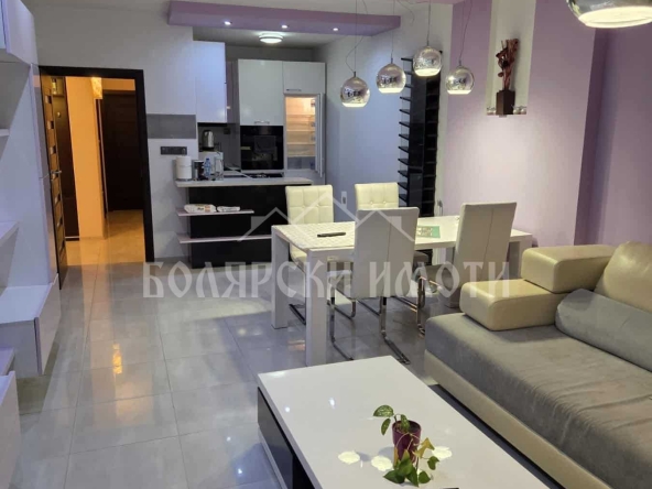 Дава се под наем Тристаен апартамент в Велико Търново, Акация - 93 кв.м за 435 € - Снимка #1