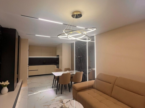 Дава се под наем Тристаен апартамент в Пловдив, Център - 103 кв.м за 918 € - Снимка #1