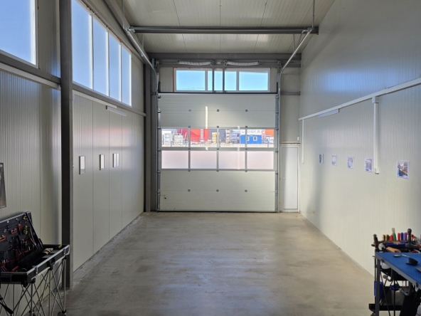 Дава се под наем Промишлена сграда в Варна, м-т Атанас Тарла - 60 кв.м за 448.8 € - Снимка #1