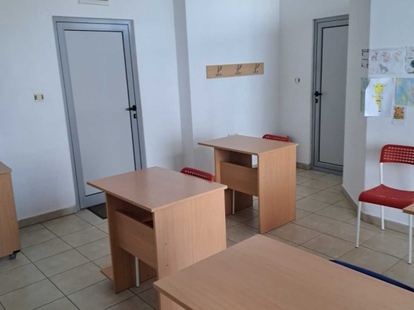 Дава се под наем Офис в Казанлък - 90 кв.м за 348.84 € - Снимка #1