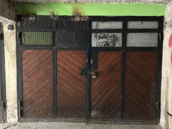 Гараж / Паркомясто в Плевен, Идеален център - 18 кв.м за 921 €/кв.м - Снимка #1