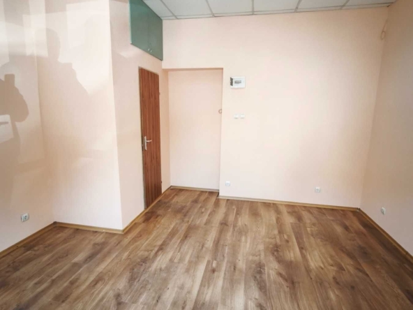 Дава се под наем Офис в Перник, Център - 16 кв.м за 248.88 € - Снимка #1