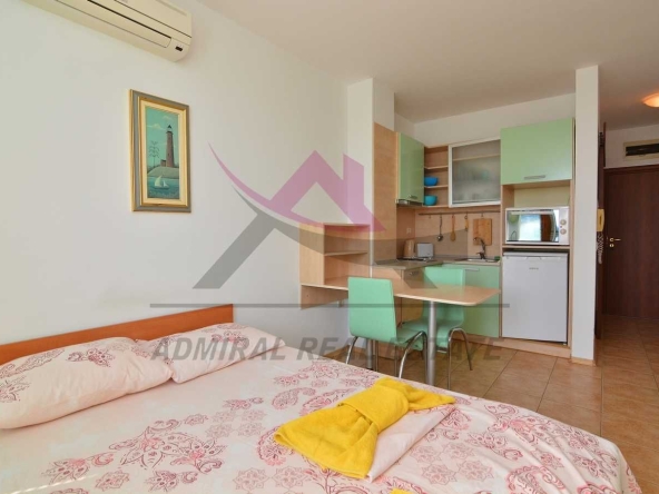 Дава се под наем Едностаен апартамент в к.к. Св.Св. Константин и Елена - 35 кв.м за 409 € - Снимка #1