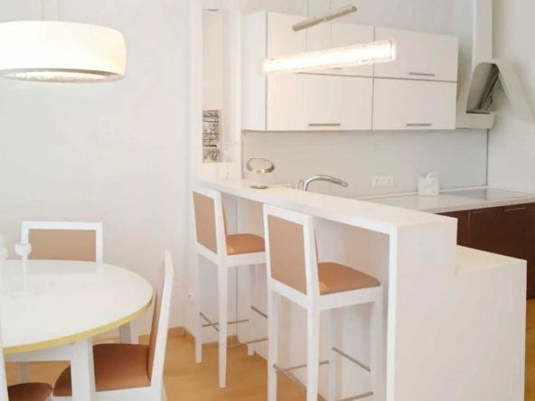 Дава се под наем Двустаен апартамент в София, Център - 54 кв.м за 408 € - Снимка #1