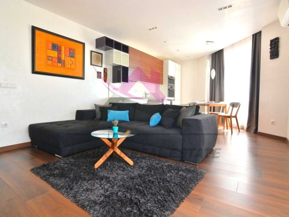 Дава се под наем Двустаен апартамент в Варна, Център - 85 кв.м за 1100 € - Снимка #1