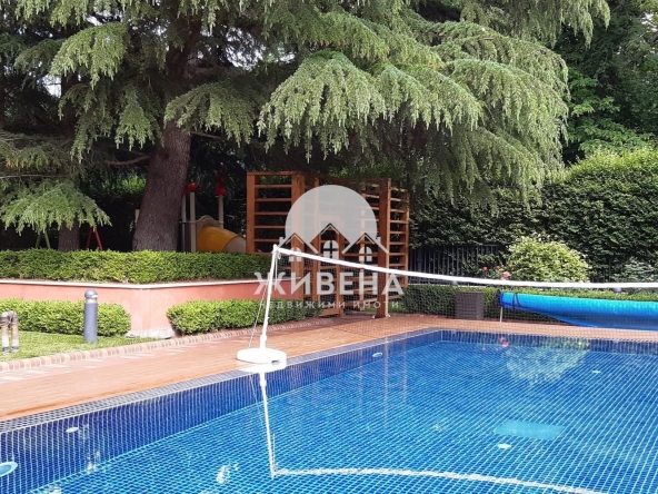 Дава се под наем Тристаен апартамент в к.к. Св.Св. Константин и Елена - 92 кв.м за 818 € - Снимка #1