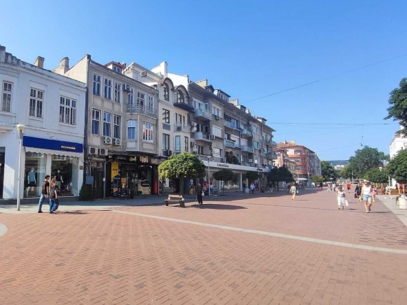 Двустаен апартамент в Варна, Център - 65 кв.м за 3616 €/кв.м - Снимка #1