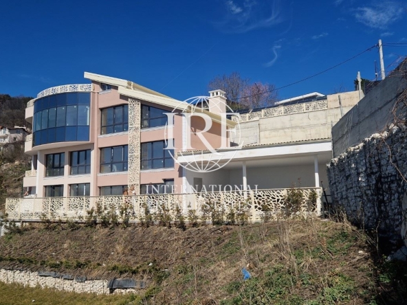 Къща в Варна, м-т Акчелар - 430 кв.м за 890 €/кв.м - Снимка #1