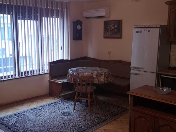 Дава се под наем Тристаен апартамент в Бургас, Център - 90 кв.м за 225 € - Снимка #1