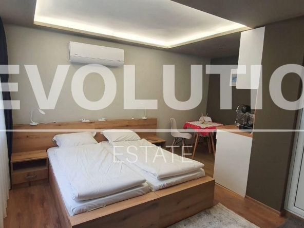 Дава се под наем Едностаен апартамент в Варна, Център - 20 кв.м за 350 € - Снимка #1