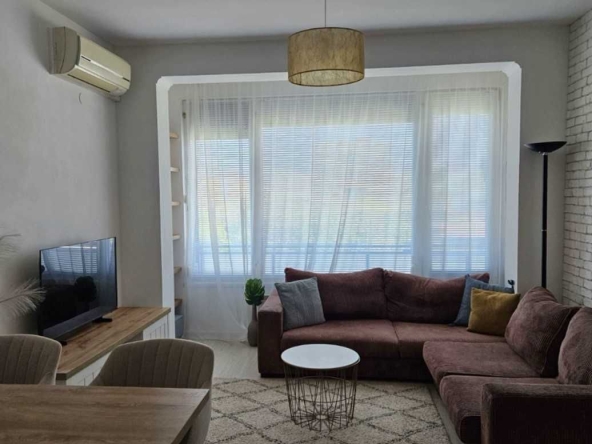 Дава се под наем Тристаен апартамент в София, Изток - 65 кв.м за 846.6 € - Снимка #1