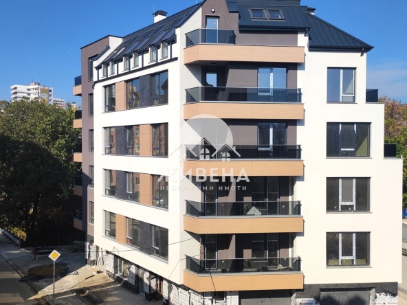 Тристаен апартамент в Варна, Базар Левски - 97 кв.м за 2393 €/кв.м - Снимка #1