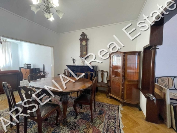Дава се под наем Тристаен апартамент в София, Център - 137 кв.м за 950 € - Снимка #1