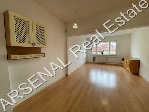 Дава се под наем Тристаен апартамент в София, Център - 110 кв.м за 800 € - Снимка #1